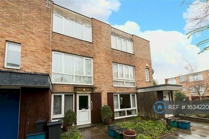 2 Bedroom Flat To Rent In Turnpike Link, Croydon, CR0