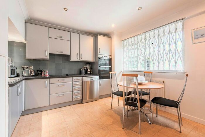 3 Bedroom Flat To Rent In Dryden Court, Renfrew Road, SE11