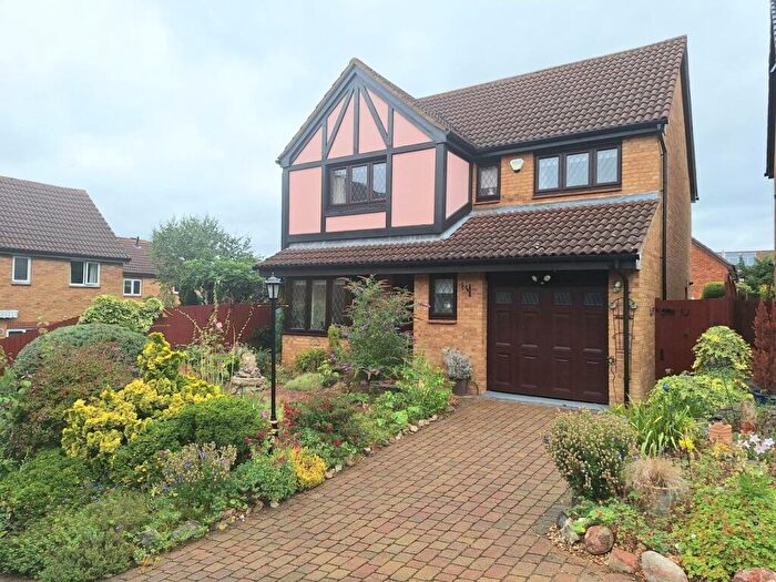 4 Bedroom Detached House For Sale In Dells Lane, Biggleswade, SG18