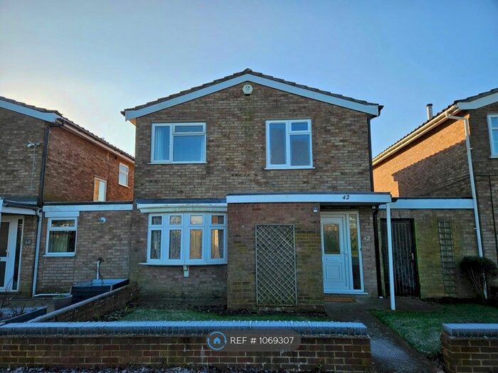 4 Bedroom Detached House To Rent In Sudeley Walk, Bedford, MK41