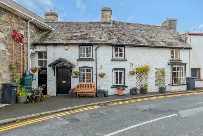 3 Bedroom Terraced House To Rent In Rhayader, Powys, LD6