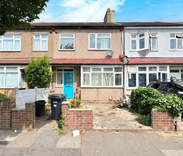 3 Bedroom Terraced House For Sale In Hampton Road, Ilford, IG1