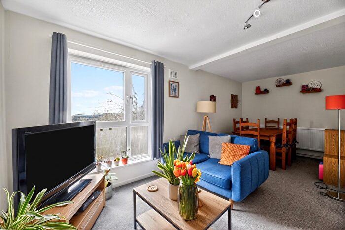 3 Bedroom Maisonette For Sale In Frimley Close, London, SW19