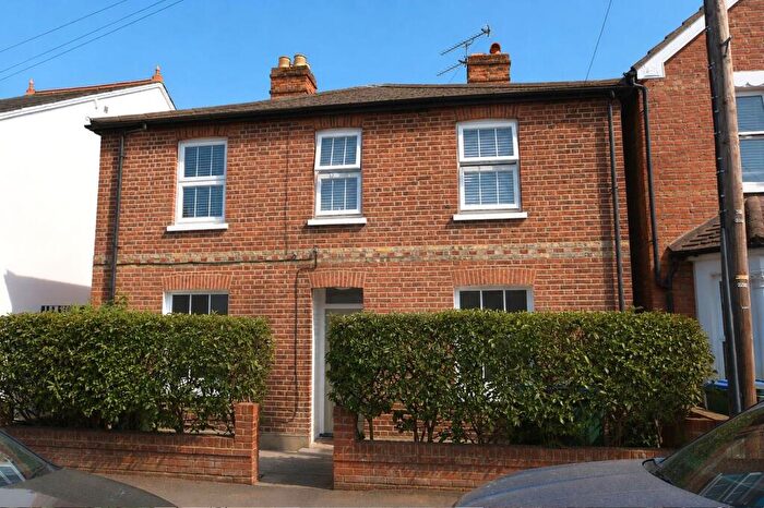 2 Bedroom Flat For Sale In Elmgrove Road, Weybridge, KT13