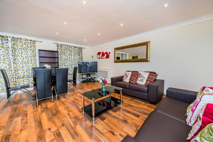 3 Bedroom Flat To Rent In Princes Gate, London, SW7