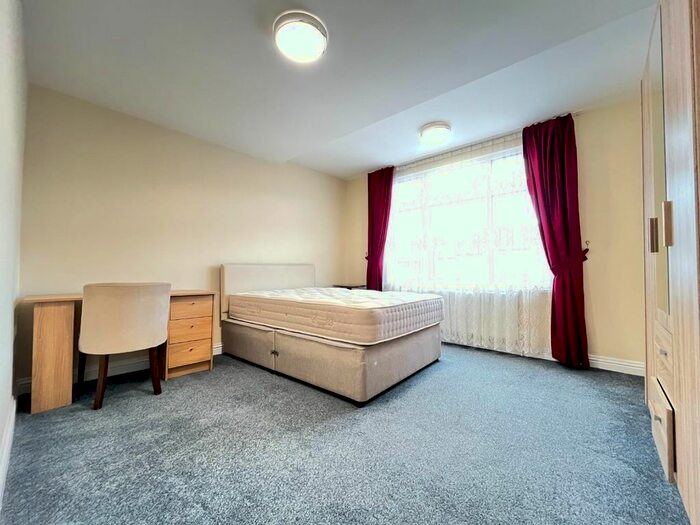 3 Bedroom Flat To Rent In Upsdell Avenue, Palmers Green, N13
