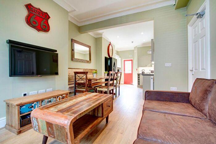 6 Bedroom Terraced House To Rent In Cawdor Road, Manchester, M14