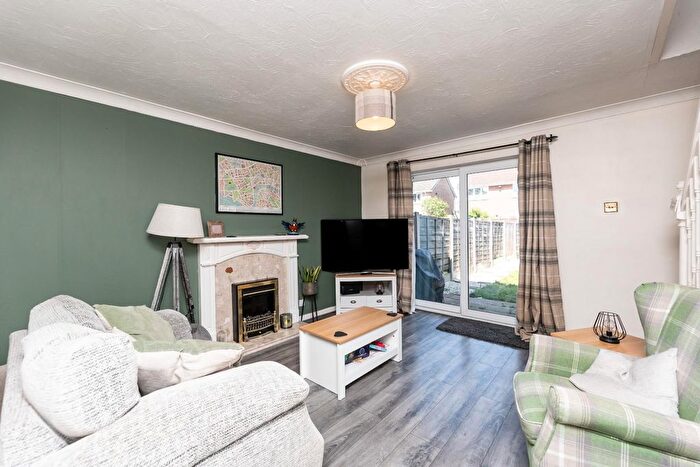 2 Bedroom Town House For Sale In Farriers Place, Castleford, WF10