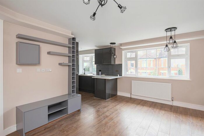 2 Bedroom Flat To Rent In Webster Gardens, Ealing, London, W5