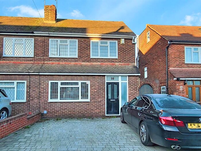 2 Bedroom Semi Detached House For Sale In Osney Way, Gravesend, DA12