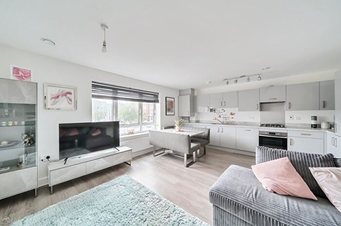2 Bedroom Flat For Sale In Thornton Side, Redhill, Surrey, RH1
