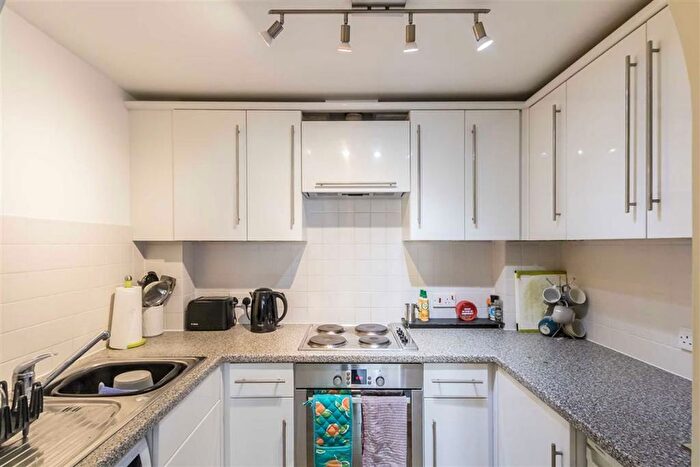 1 Bedroom Flat To Rent In Rosebank Close, Teddington, TW11