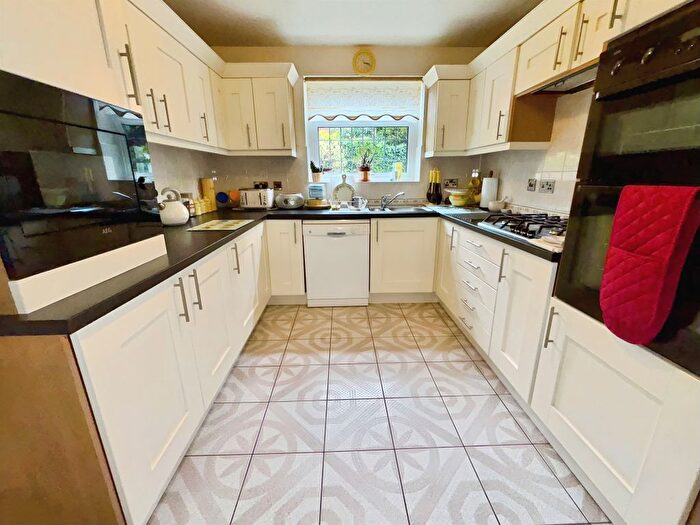 4 Bedroom Detached House For Sale In Grove Vale Avenue, Birmingham, B43