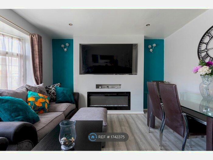 3 Bedroom Semi-Detached House To Rent In Red Lodge Close, Leeds, LS8