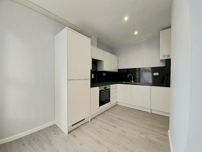 3 Bedroom Apartment To Rent In High Street, Sutton, Surrey, SM1