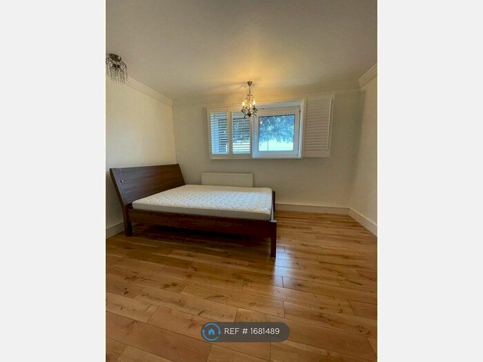 2 Bedroom Flat To Rent In Lynher Lodge, London, SE3