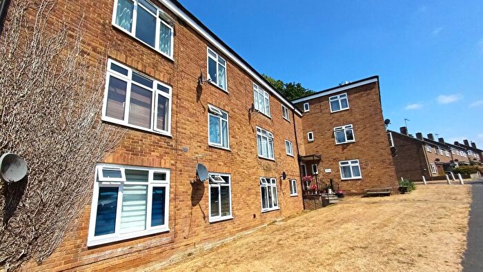 2 Bedroom Flat For Sale In Fox Close, Chipping Norton, OX7