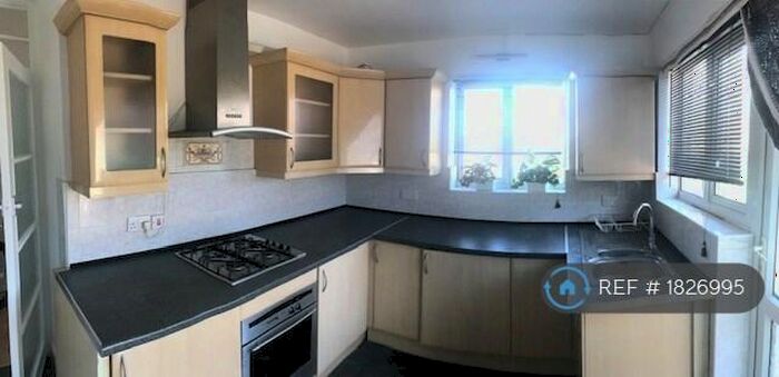 2 Bedroom Maisonette To Rent In Squires Court, London, N3