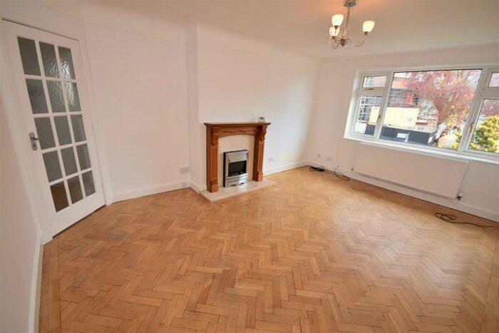 2 Bedroom Apartment To Rent In Castlemount, Heswall, CH60
