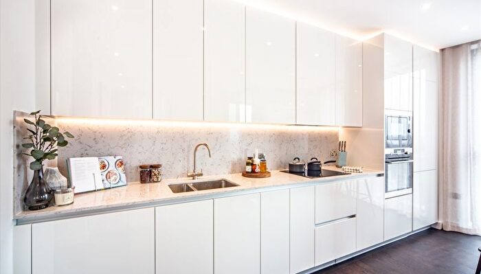 2 Bedroom Flat To Rent In Thornes House, Charles Clowes Walk, London, SW11