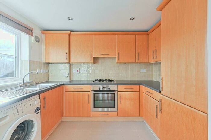 2 Bedroom Flat To Rent In Newent Close, Peckham, London, SE15