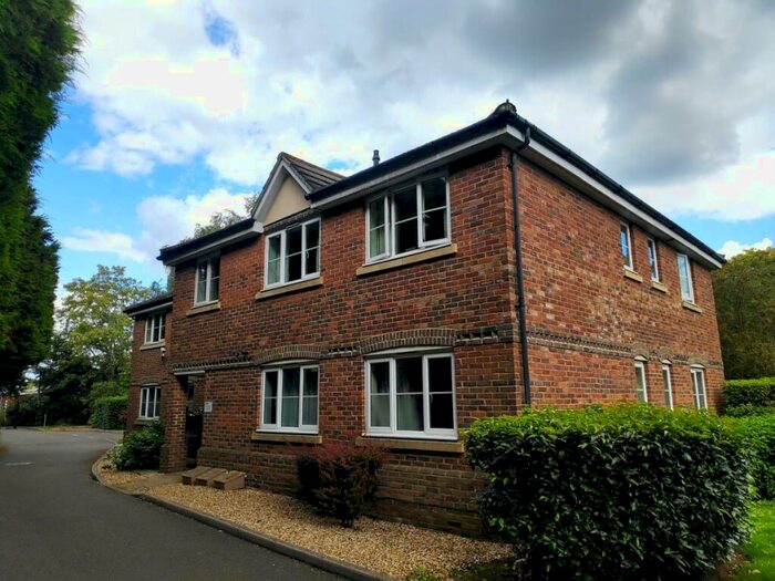 2 Bedroom Flat To Rent In Station Approach West, Earlswood, RH1