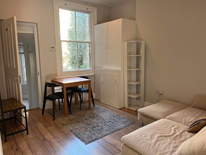 2 Bedroom Flat To Rent In Warriner Gardens, First Floor Flat, Battersea, SW11