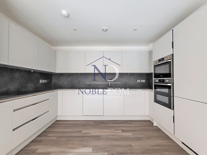 4 Bedroom Town House To Rent In Selbourne Avenue, Hounslow, TW3