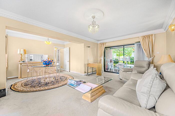 2 Bedroom Flat For Sale In Spencer Close, Finchley, London, N3