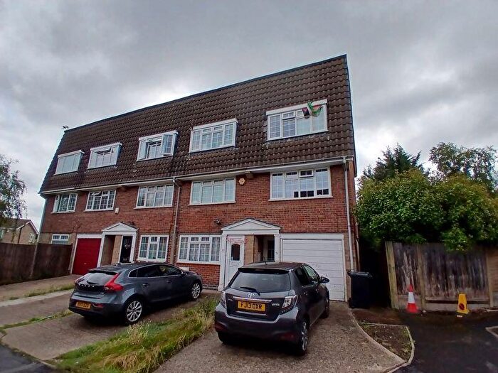 3 Bedroom Town House For Sale In Waldale Drive, Stoneygate, LE2