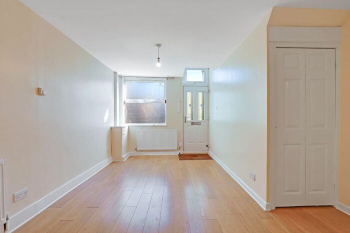 1 Bedroom Flat For Sale In Parish Lane, Penge, SE20
