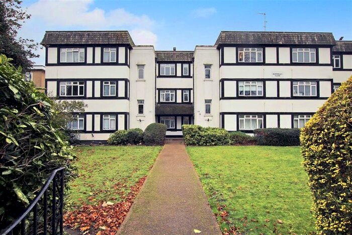 3 Bedroom Flat To Rent In Mapperley Close, New Wanstead, London, E11