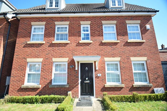 5 Bedroom Detached House To Rent In Queen Bee Court, Hatfield, AL10