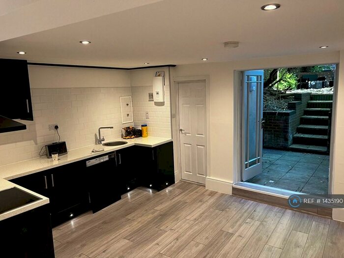 1 Bedroom Flat To Rent In Victoria House, Banbury, OX16