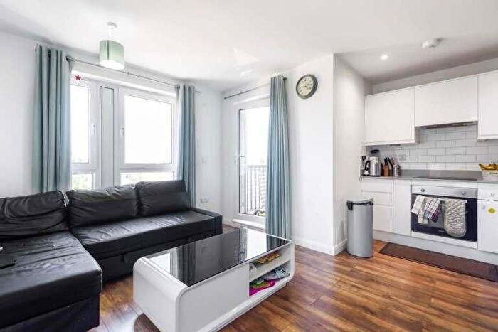 1 Bedroom Flat To Rent In Lyons Way, Slough, SL2
