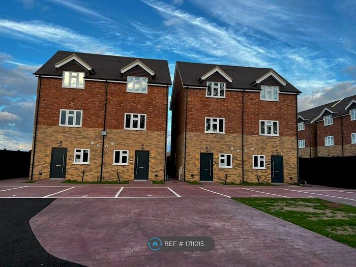 4 Bedroom Semi-Detached House To Rent In Tithe Farm Road, Houghton Regis, Dunstable, LU5