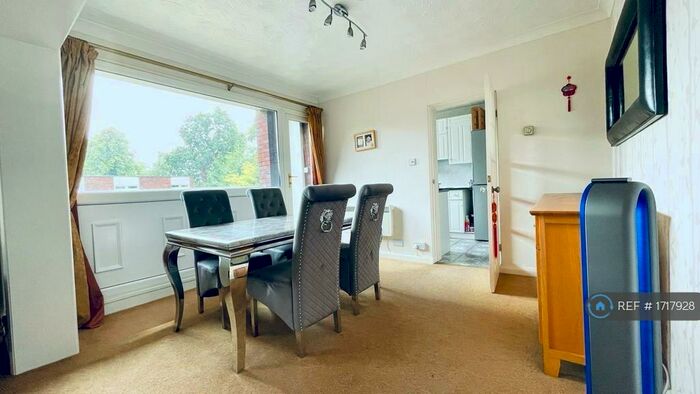 2 Bedroom Flat To Rent In Queens Road, Wilmslow, SK9