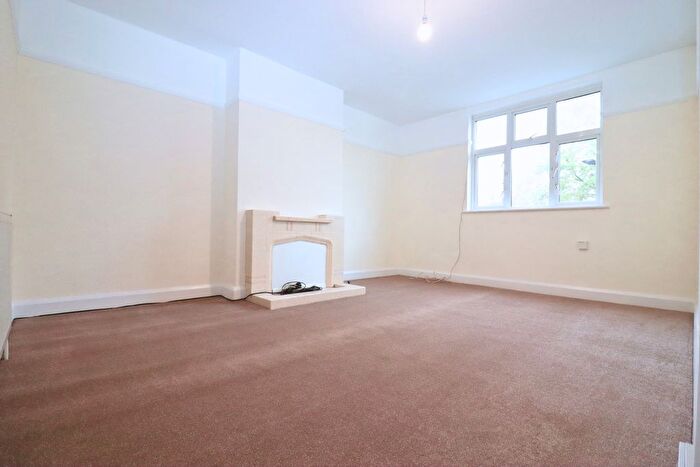 2 Bedroom Flat To Rent In Alexandra Drive, Surbiton, Surrey, KT5