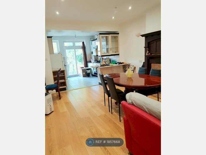 2 Bedroom Flat To Rent In Ground Floor, London, NW2
