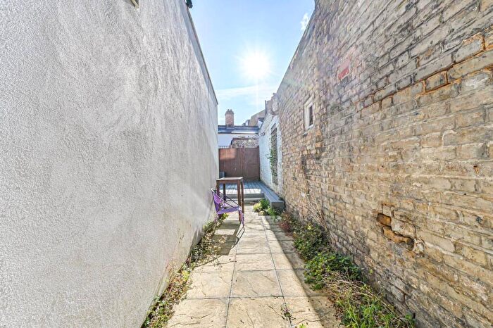 3 Bedroom Flat To Rent In Railton Road, Herne Hill, London, SE24