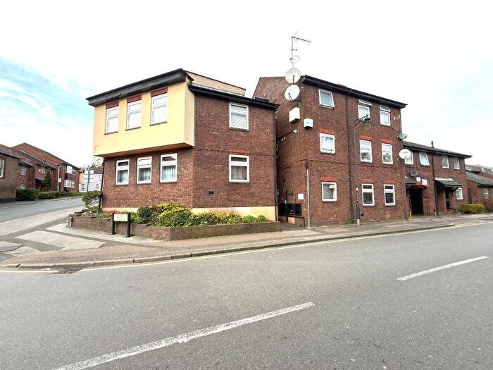 2 Bedroom Flat For Sale In Wellington Court, Town Centre, Luton, Bedfordshire, LU1