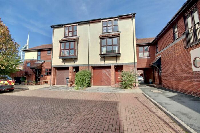 4 Bedroom Town House To Rent In Armory Lane, Portsmouth, PO1