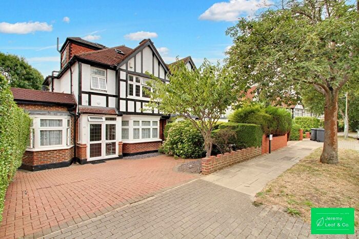 5 Bedroom Property For Sale In Abbots Gardens, London, N2