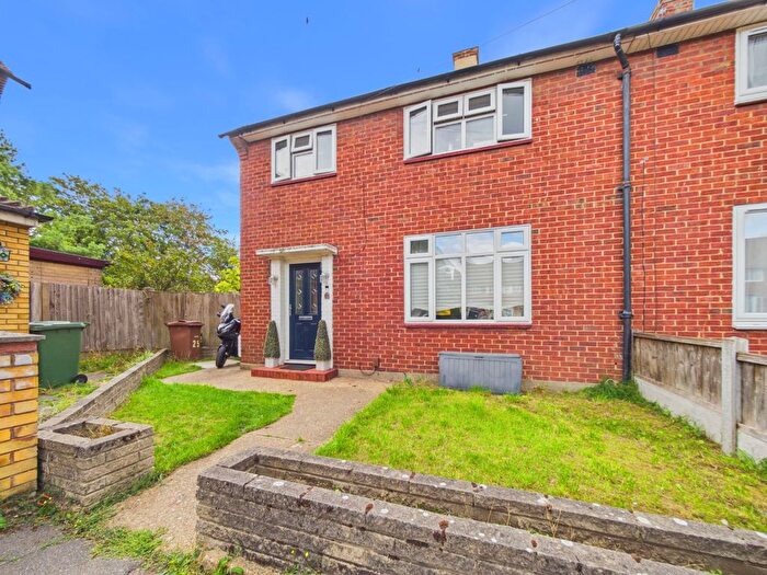3 Bedroom Semi Detached House For Sale In Dawley Green, South Ockendon, Essex, RM15