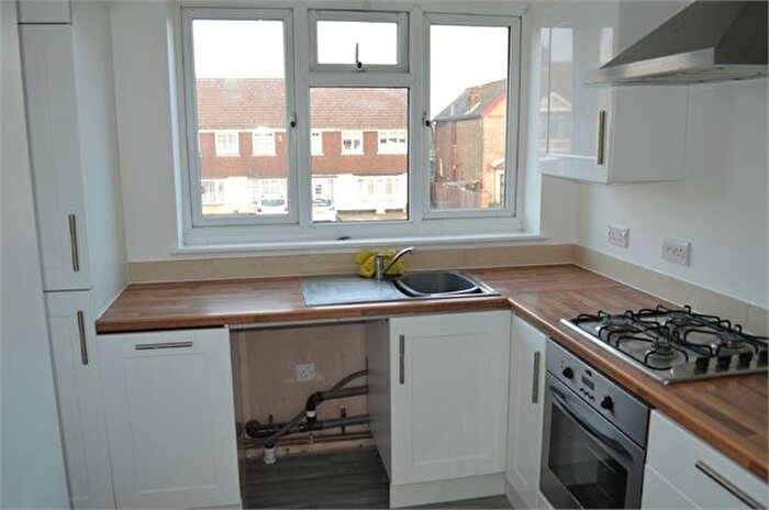 2 Bedroom Flat To Rent In Rainham Road, Rainham, RM13