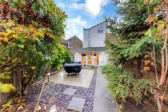 2 Bedroom Flat To Rent In Garratt Lane, London, SW17