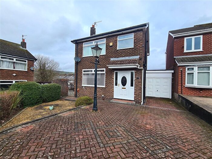 3 Bedroom Link Detached House For Sale In Pear Tree Close, Hadfield, Glossop, Derbyshire, SK13