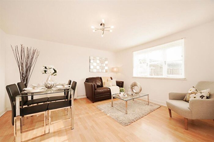 2 Bedroom Flat To Rent In Upton Close, Cricklewood, NW2