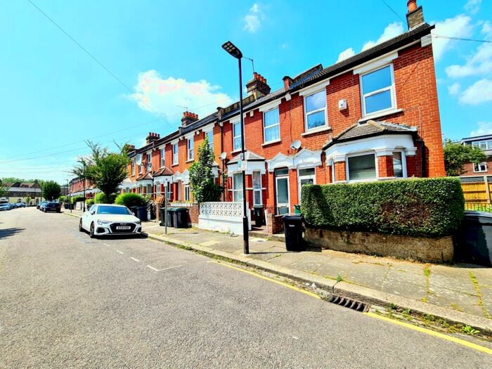 4 Bedroom Semi-Detached House To Rent In Graham Road, Turnpike Lane, N15