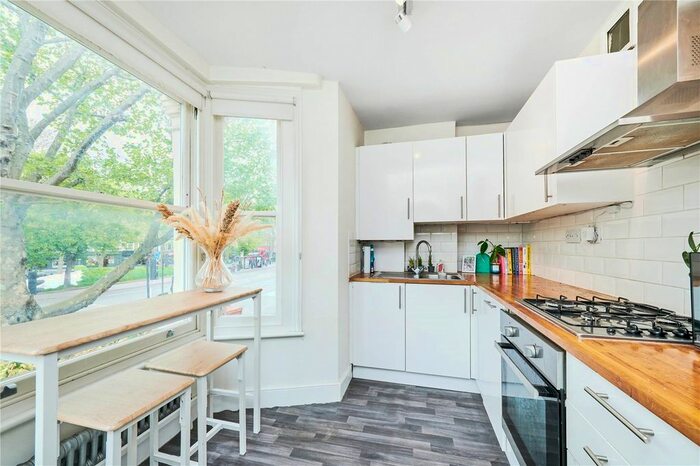 2 Bedroom Flat To Rent In Clapham Common South Side, Clapham, London, SW4